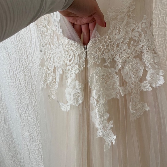 Enzoani Beautiful Bridal BT17-12 Wedding Gown size 4 - Picture 12 of 16